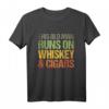 Lebt von Whiskey und Zigarren T-Shirt - Witziges Design für Whiskey & Zigarren Liebhaber, ideal als Geschenk